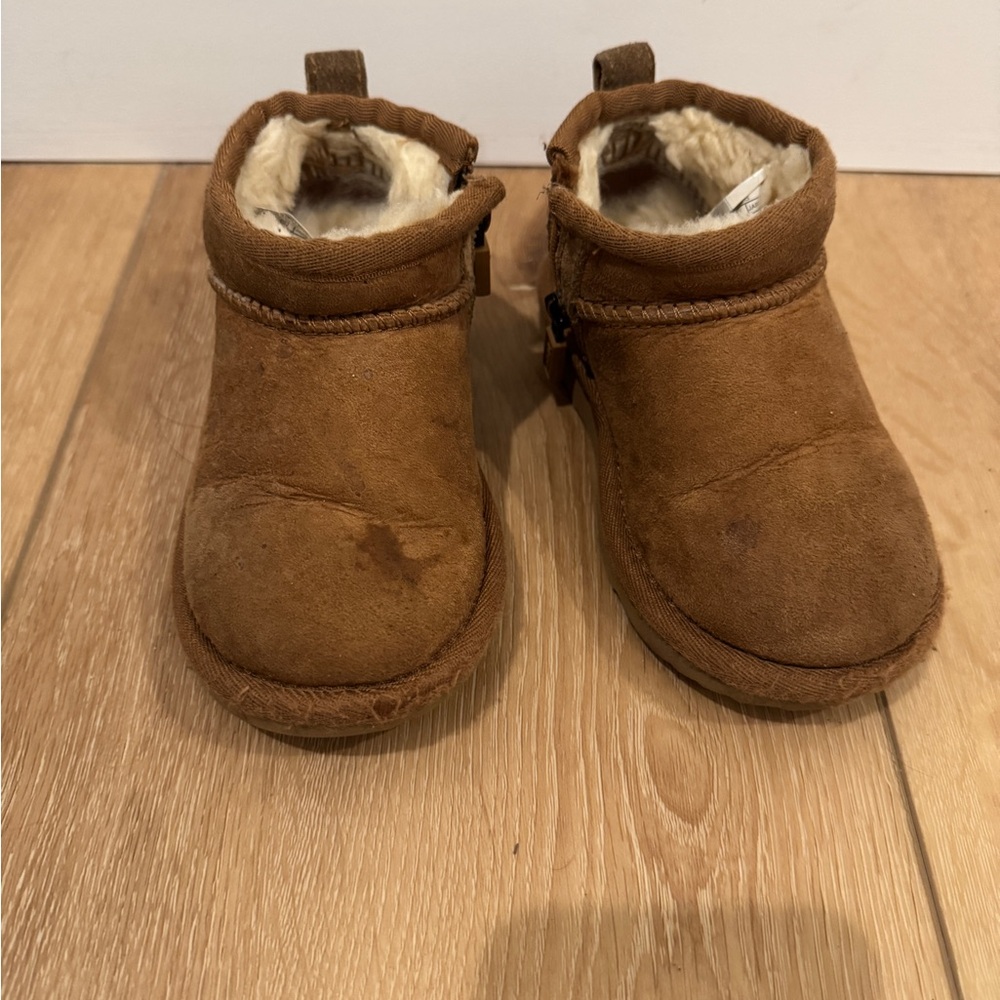 Kids short tan uggs